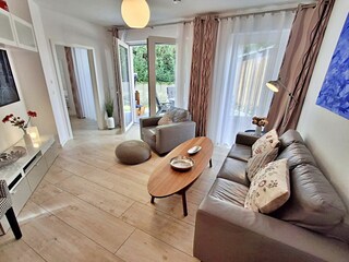 Wohnbereich mit Zugang zur Terrasse