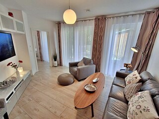 Wohnbereich mit Zugang zur Terrasse