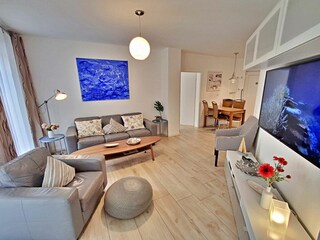 Wohnbereich mit Zugang zur Terrasse