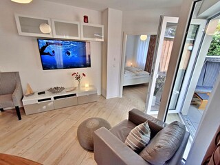 Wohnbereich mit Zugang zur Terrasse