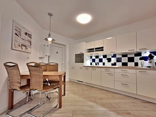 Küchenzeile und Essbereich