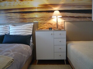 Schlafzimmer mit zusätzlichem Einzel-Boxspringbett