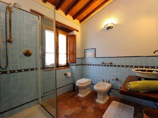 Das Badezimmer mit Dusche