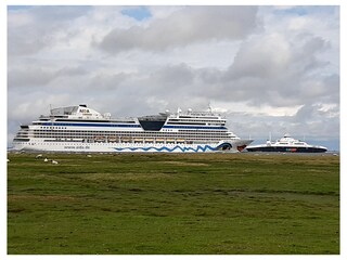Begegnung auf der Elbe vor Otterndorf (AIDA und Fähre)