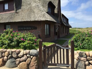 Traditionelles Reethaus in 1. Reihe zum Strand