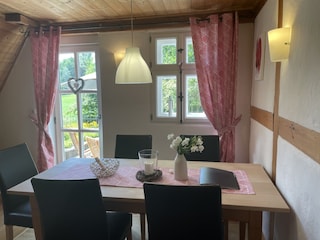 Essplatz mit direktem Zugang zur Terrasse