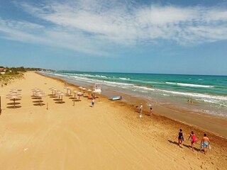 Der Sandstrand befindet sich nur 100 m entfernt