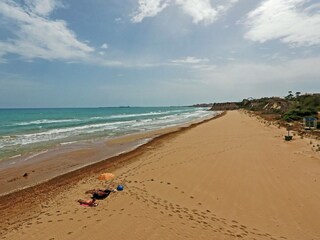 Der Sandstrand befindet sich nur 100 m entfernt