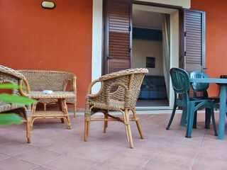 Die Terrasse mit gemütlichen Sitzmöglichkeiten