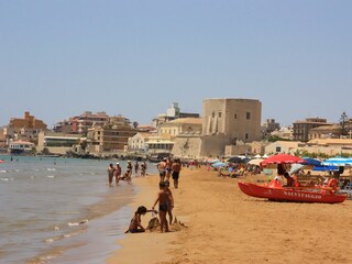 Der belebte Strand von Pozzallo