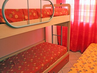 Schlafzimmer mit Etagen- und Extrabett