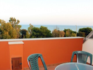 Balkon mit Meerblick, Gartenmöbeln und Grill