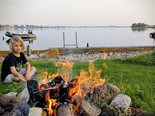 Das Ufergrundstück lädt zum gemeinsamen Lagerfeuer ein