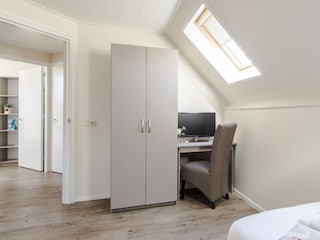 Mit Kleiderschrank und Schreibtisch