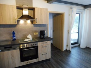 Eingerichtete Küchenzeile mit Spülmaschine