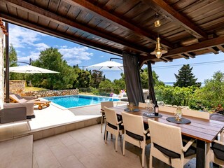 Terrasse am Pool mit Sitzbereich