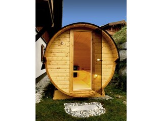 Fass-Sauna im Garten