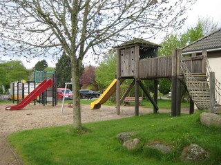 Nur 100m entfernt: Park und Spielplatz