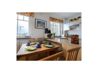 Esstisch und Küchenzeile