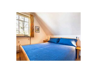 Schlafzimmer mit Doppelbett