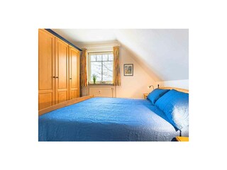 und großem Kleiderschrank