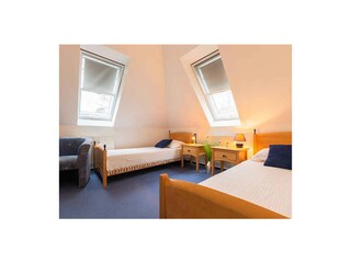 Schlafzimmer auf der Galerie mit 2 Einzelbetten