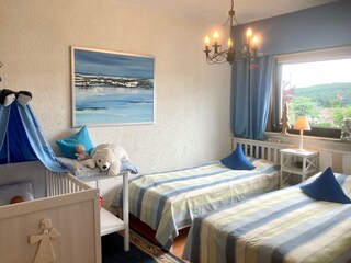 Schlafzimmer 2 mit Kinderbett
