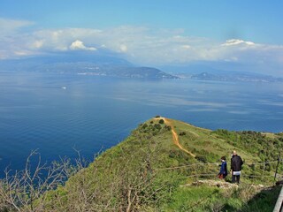 Ausflug auf die Rocca di Manerba mit Blick über den See
