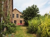 Blick von Süden auf die Wohnung mit Terasse