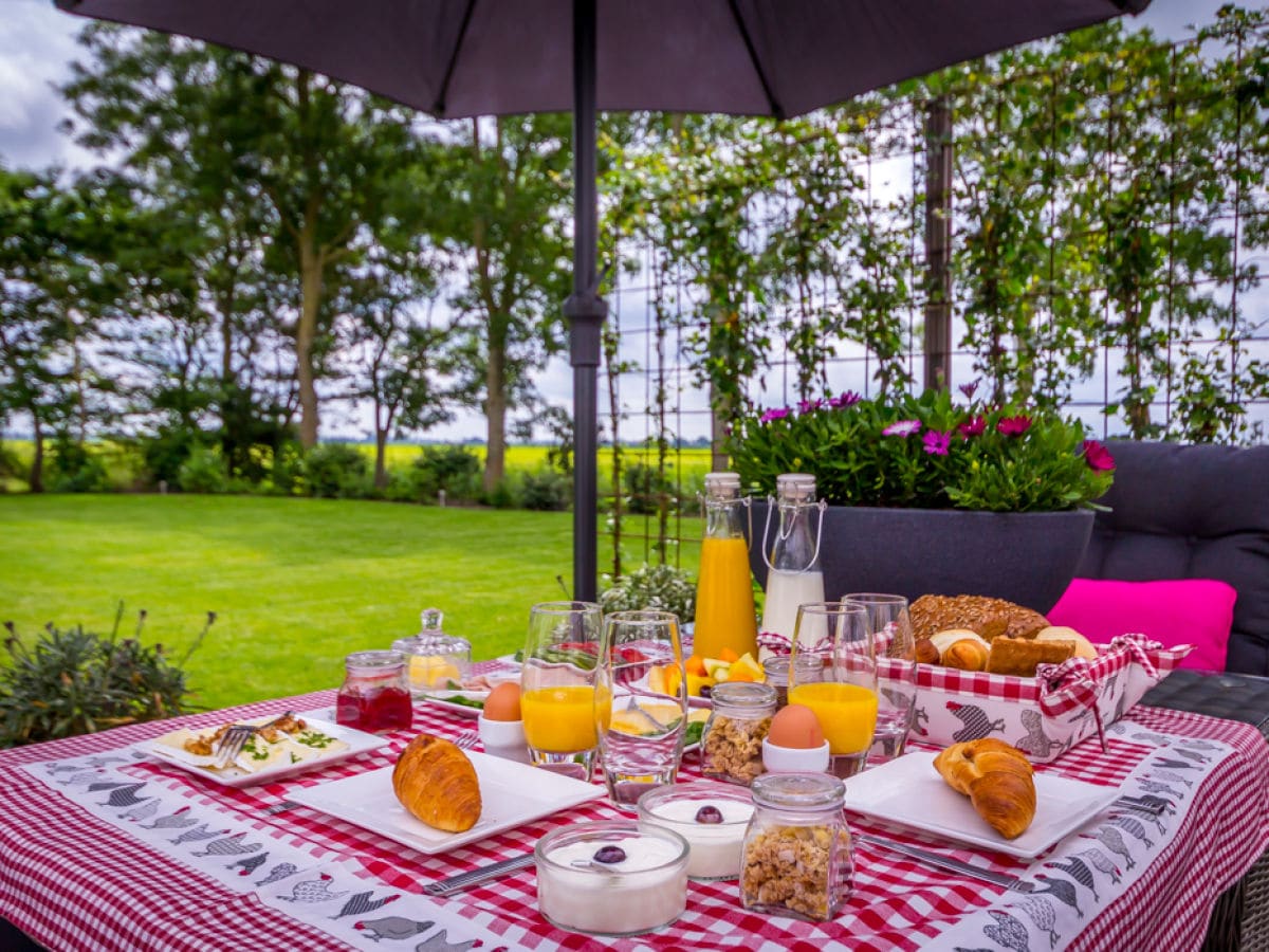 Frühstück  in einen Einheimische Garten