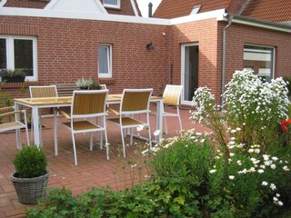 große Terrasse mit Sonnenschirm