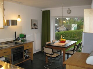 Küche und Essplatz mit Blick in den Garten