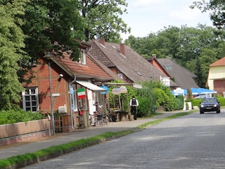 Die Dorfstraße in Müden - urig mit Kopfsteinpflaster