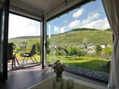 Wohnzimmer mit großem Panoramafenster