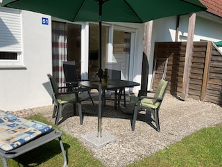 Terrasse mit Gartenmöbeln