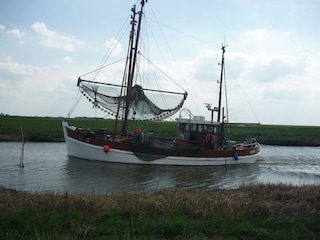 Krabbenkutter auf dem Weg in den Hafen