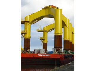 In Cuxhaven wird Offshore-Technik verladen