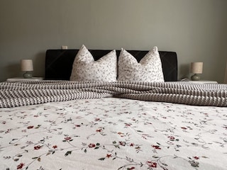 Schlafzimmer mit Boxspringbett