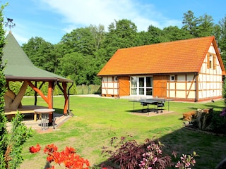 Ferienhaus vorn mit Garten