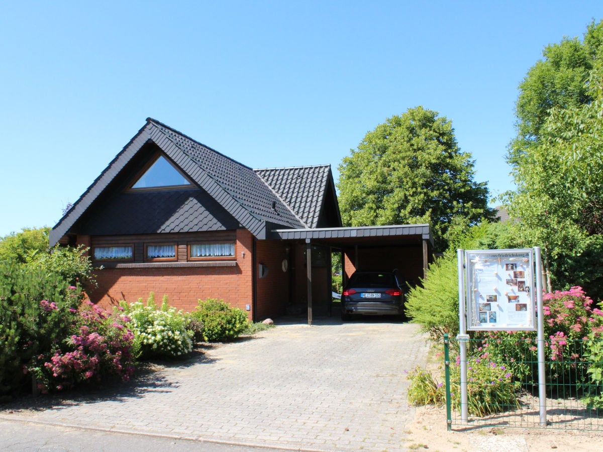 Auffahrt mit Carport