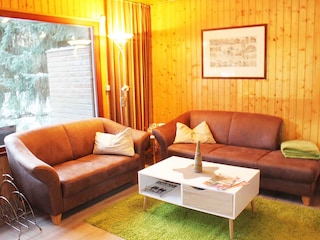 Wohnzimmer mit großzügigem Blick nach draußen