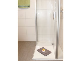 moderne flache Dusche im Bad