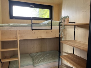 kleines Schlafzimmer mit Doppelstockbett
