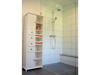 Bad mit großer begehbarer Dusche