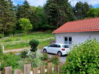 separater Eingang mit Parkplatz