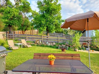 ... mit Gasgrill und Sonnenschirm