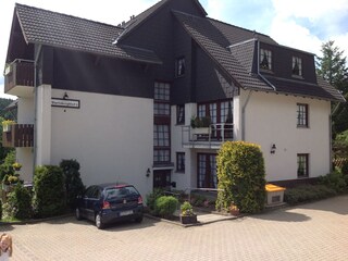 Sicht auf das Haus Bocksbergblick 1 vom Parkplatz aus