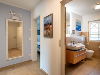 Großer Flur mit Sitzbank, Garderobe u. Abstellkammer