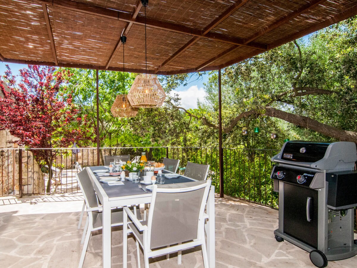 Überdachte Terrasse mit BBQ Grill