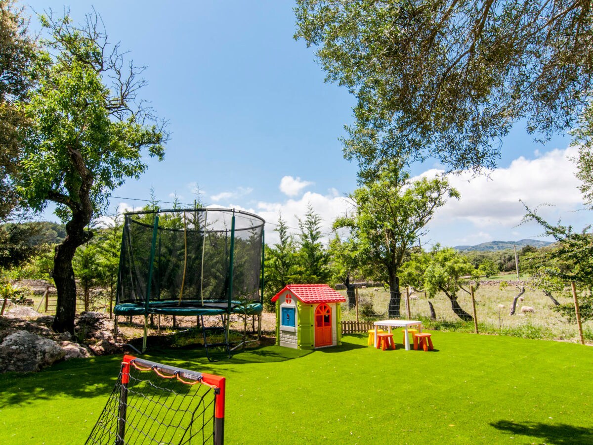 Trampolin und Spielgeräte für Kinder